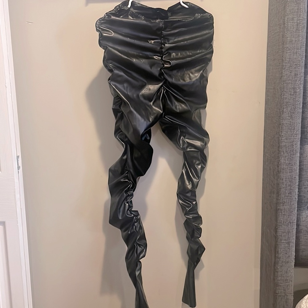 Brand new with tag attached. Black ruched leggings. Size US 8. Stretchy